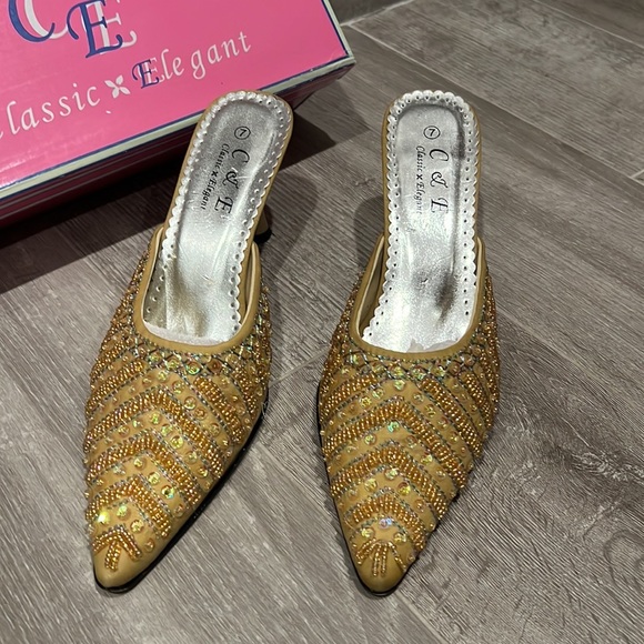 Classic Elegant Low Heels - Picture 2 of 4